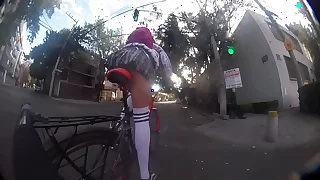Paseo en bicicleta upskirt, ¿Quieres mirar bajo mi falda?
